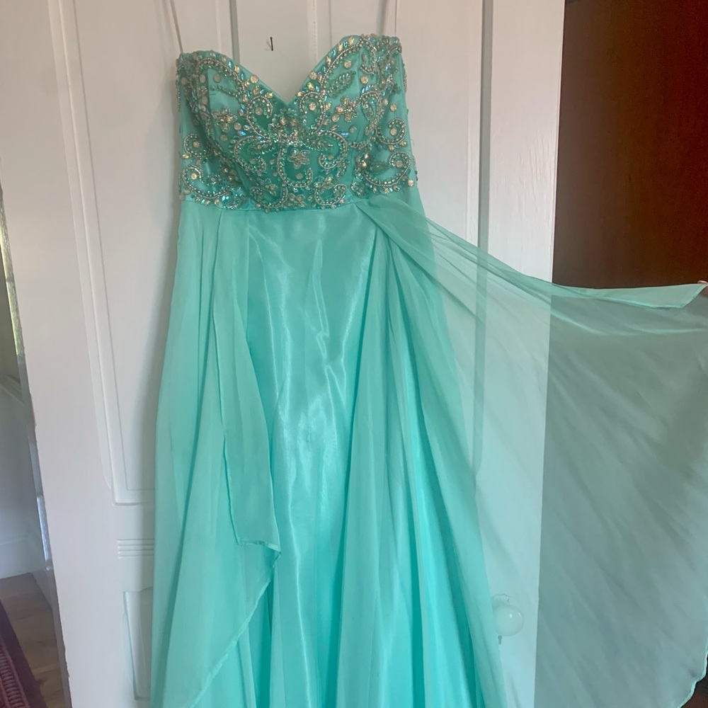 Beautiful Mint green prom dress, aria brand, size 6